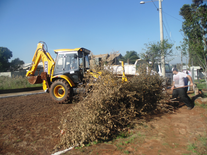  SECRETARIA DE OBRAS ESTÁ EMPENHADA NO RECOLHIMENTO DE GALHOS